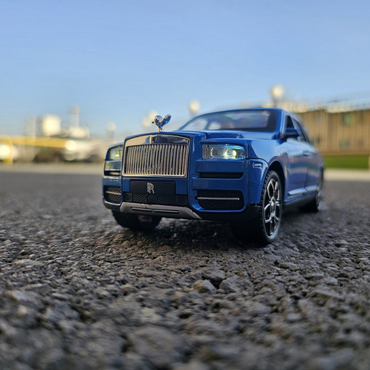 ماشین بازی مدل Rolls Royce Cullinan دودزا و موزیکال