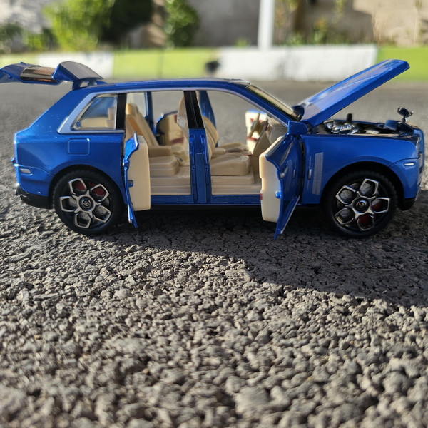 ماشین بازی مدل Rolls Royce Cullinan دودزا و موزیکال
