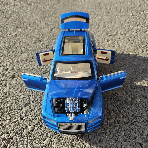ماشین بازی مدل Rolls Royce Cullinan دودزا و موزیکال