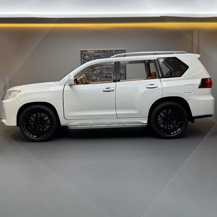 اسباب بازی ماشین فلزی لکسوس موزیکال چراغدار سایز بزرگ 1/18 رنگ سفید مدل Lexus LX570