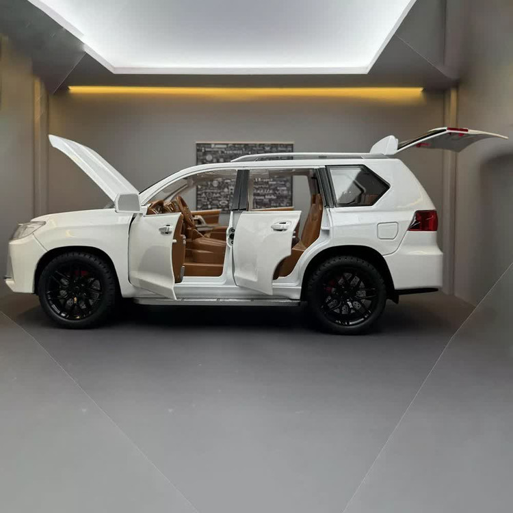 اسباب بازی ماشین فلزی لکسوس موزیکال چراغدار سایز بزرگ 1/18 رنگ سفید مدل Lexus LX570