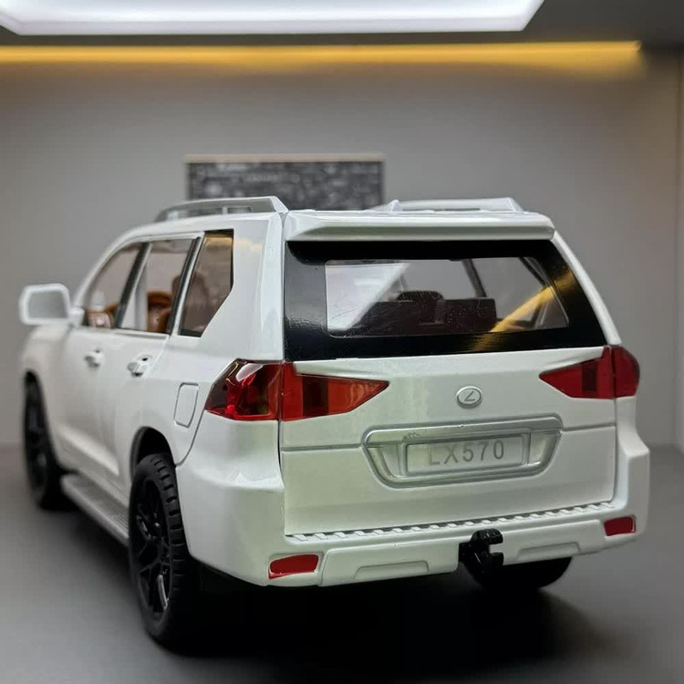 اسباب بازی ماشین فلزی لکسوس موزیکال چراغدار سایز بزرگ 1/18 رنگ سفید مدل Lexus LX570