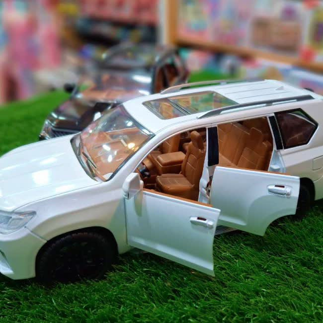 اسباب بازی ماشین فلزی لکسوس موزیکال چراغدار سایز بزرگ 1/18 رنگ سفید مدل Lexus LX570
